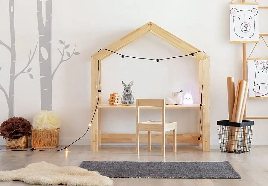 Drewniane biurko domek