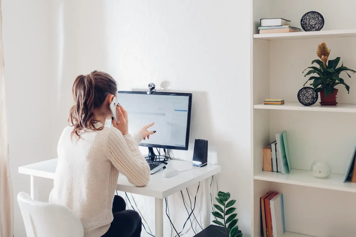 Praca home office na fotelu 