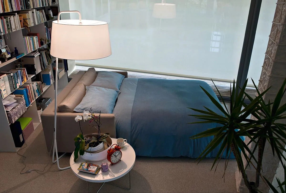 Sofa zamiast łóżka sypialnianego w salonie