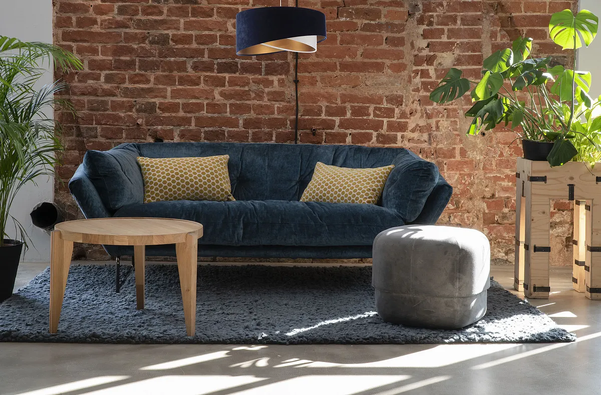 Granatowa lampa w salonie w stylu loft
