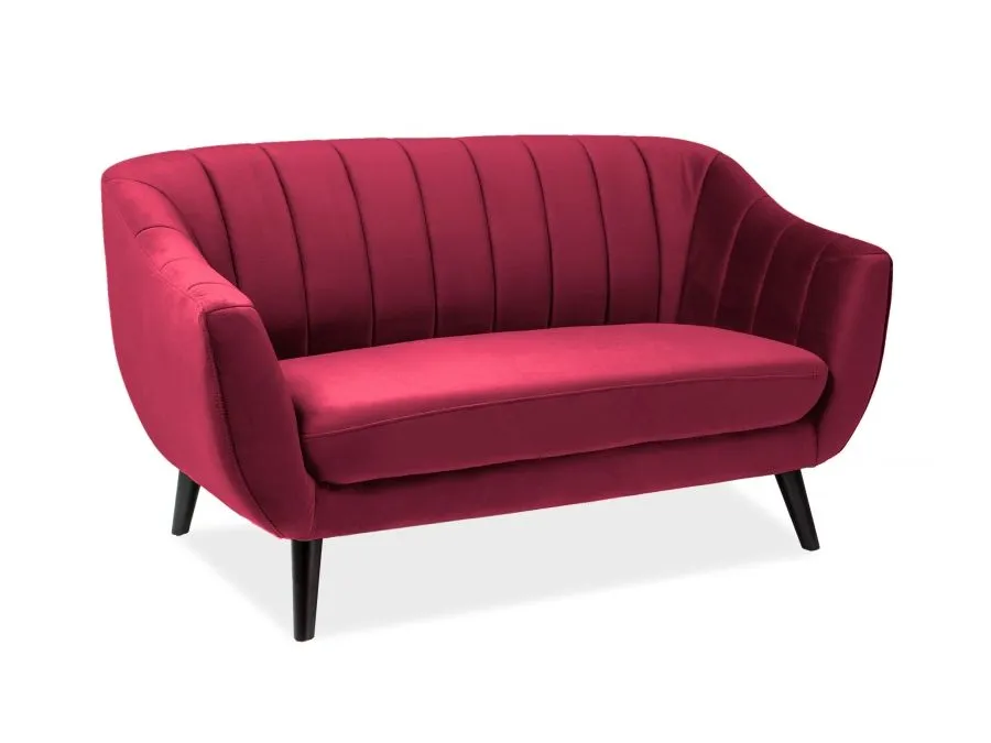 Bordowa sofa w małym salonie