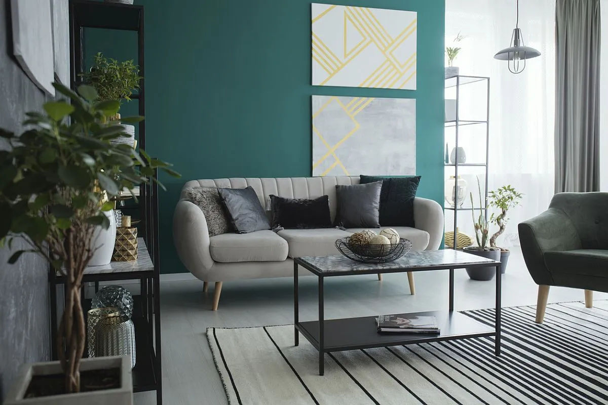 Sofa w salonie na nóżkach