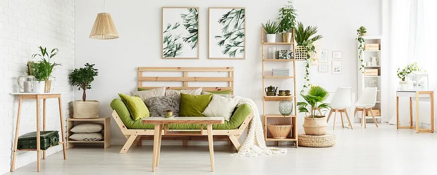 Salon urządzony w stylu scandic i boho