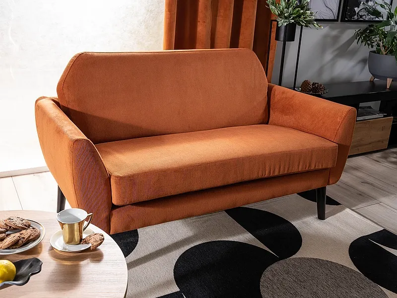 Sztruksowa sofa do salonu w rudawym kolorze Sztruksowa sofa do salonu w rudawym kolorze