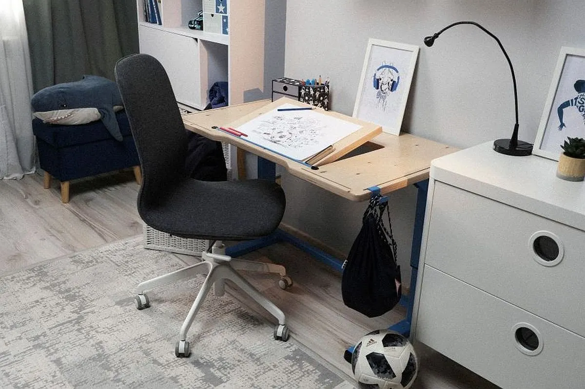 Biurko regulowane w pokoju dla ucznia Biurko regulowane w pokoju dla ucznia