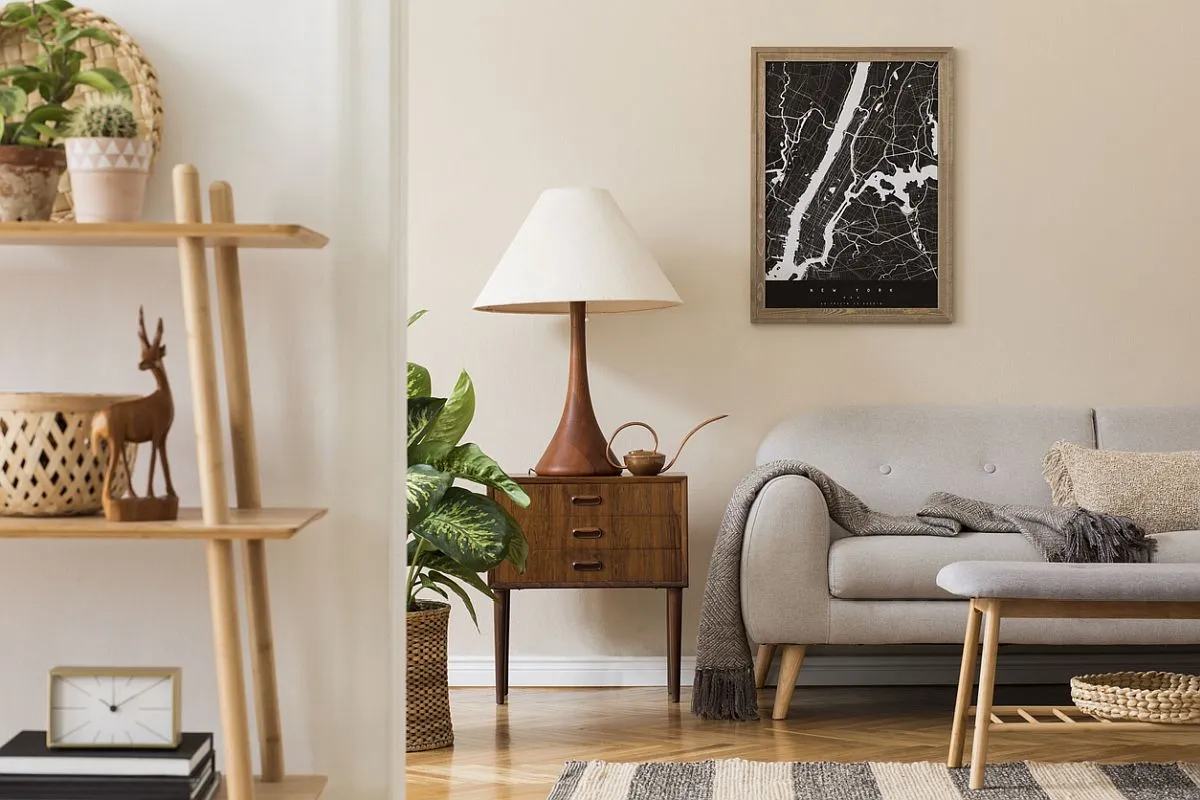 kanapa na nóżkach we wnęce w salonie 20m2