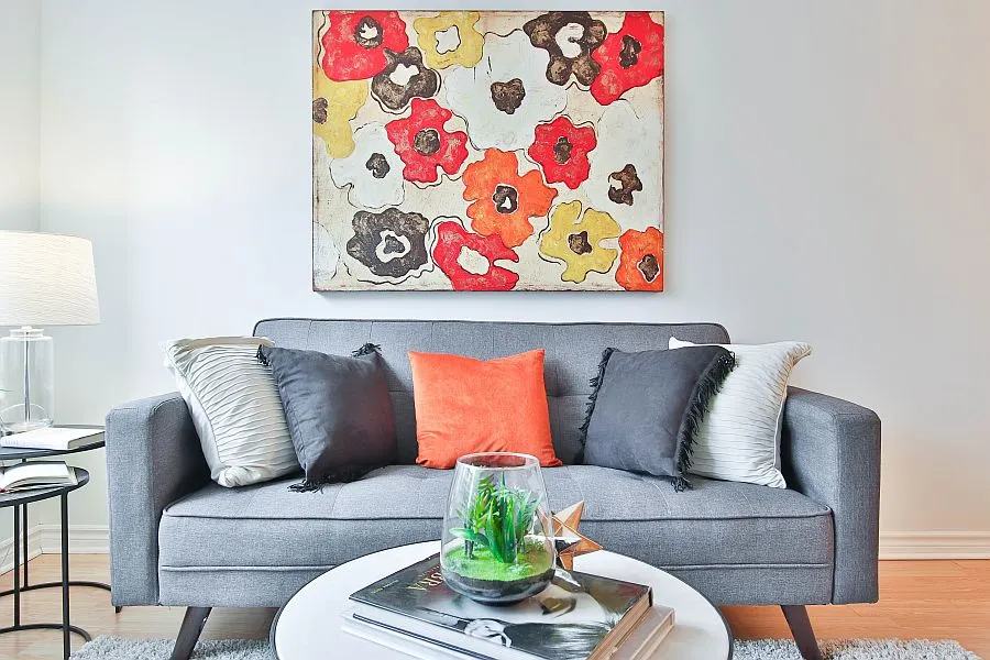 Szara sofa do salonu
