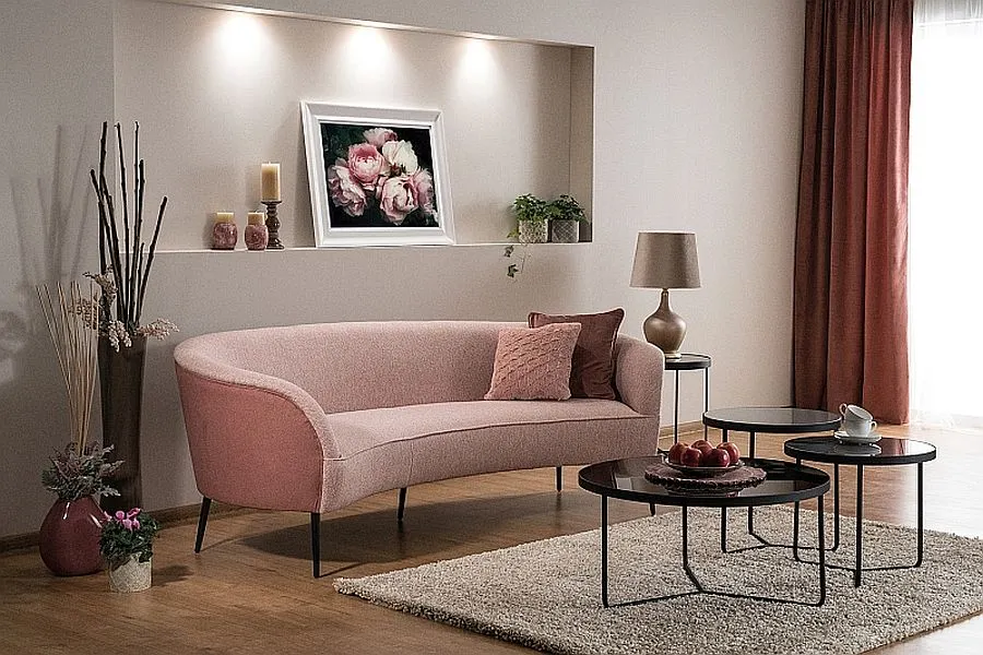 Różowa sofa do salonu w stylu loft