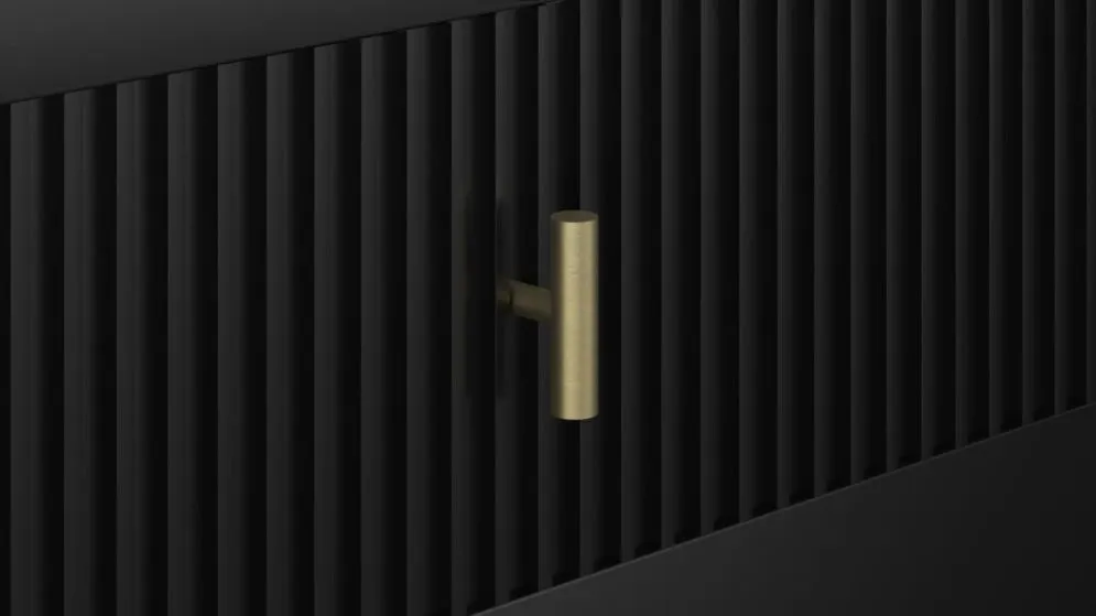 Witryna MAGGIORE czarna mat na metalowych nogach I sklep meblowy MIRAT. styl GLAMOUR, RYFLOWANY