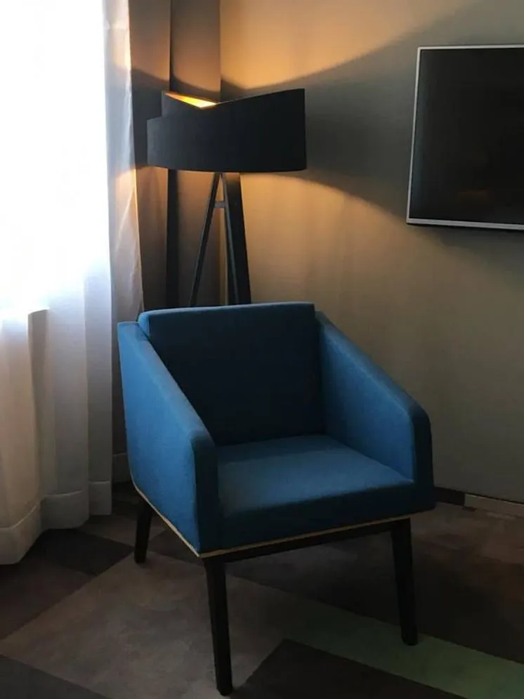 Lampa stojąca GEMSTONE czarna/złota na drewnianej podstawie | MIRAT.