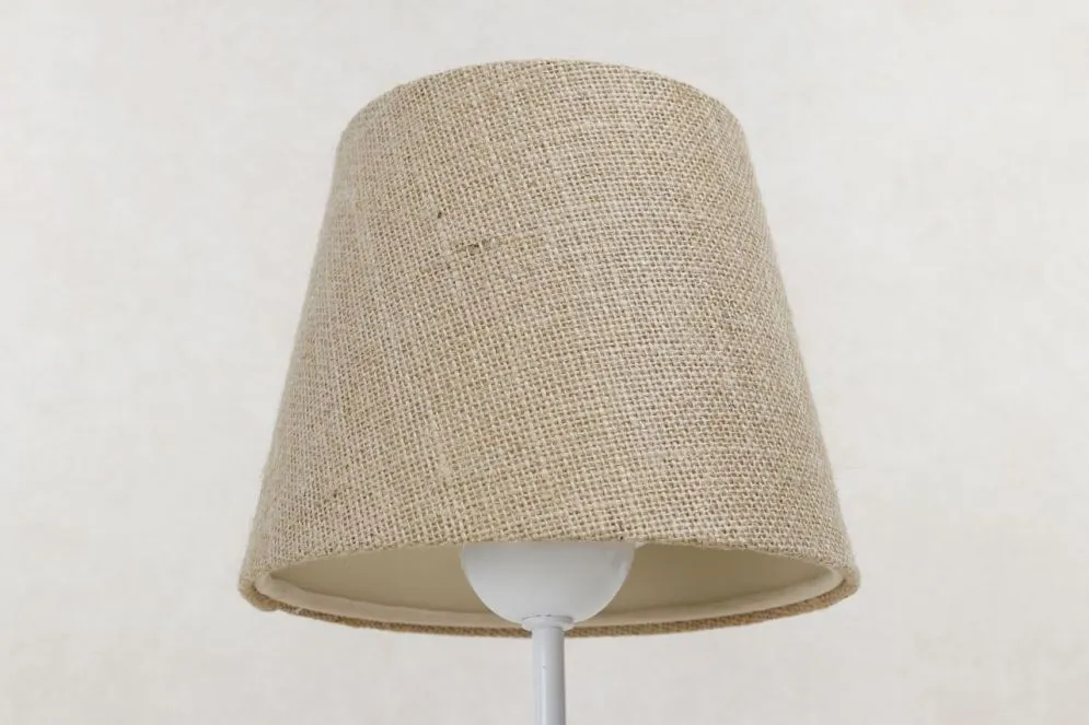 Lampa stołowa ENTURO beżowa z abażurem w kształcie stożka I sklep meblowy MIRAT.