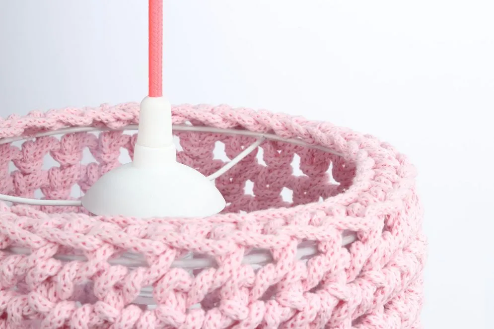 Lampa wisząca COTTON 25 różowa z ręcznie dzierganym abażurem | MIRAT.