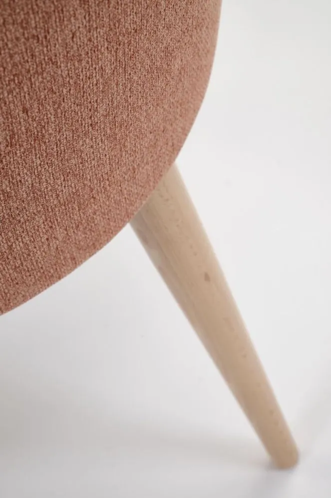 Krzesło tapicerowane MALAGA cynamonowe obracane na drewnianych nogach I sklep meblowy MIRAT. styl SKANDYNAWSKI