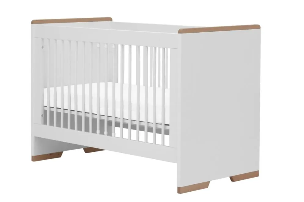 Białe niemowlęce łóżeczko polskiej produkcji ze stelażem SNAP