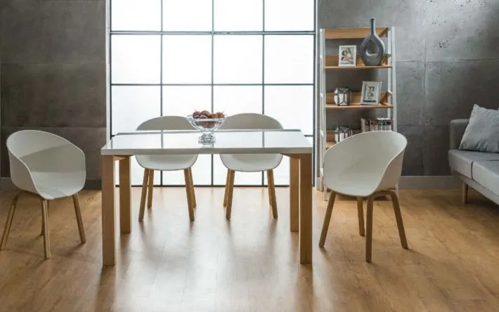 białe krzesło plastikowe wykonane z polipropylenu w stylu skandynawskim ego