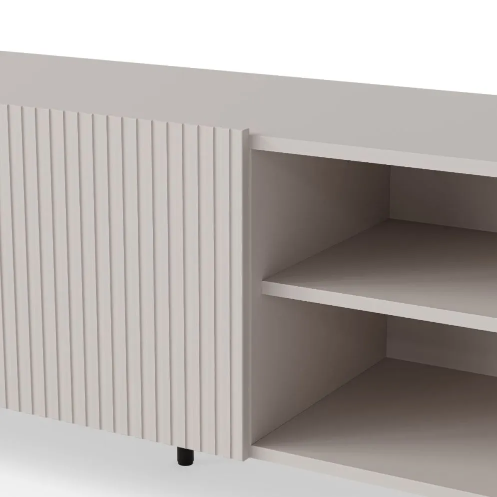 Szafka RTV PAXOS 150cm kaszmirowa z ryflowanymi frontami I sklep meblowy MIRAT. styl RYFLOWANY