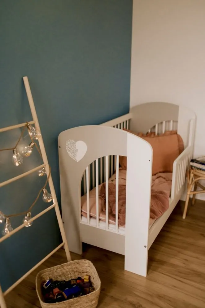 Łóżeczko dziecięce MAJA 120x60 białe/szare z regulacją wysokości I sklep meblowy MIRAT. styl SKANDYNAWSKI