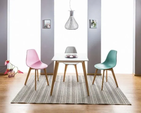 Krzesło z tworzywa sztucznego jasno szare na drewnianych nogach MORIS