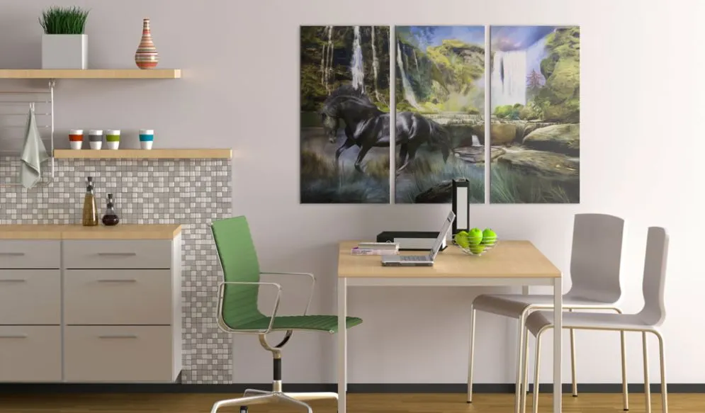 Obraz - Koń na tle błękitnego wodospadu-2