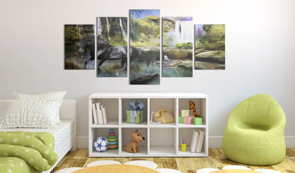 Obraz - Czarny rumak na tle rajskiego wodospadu-2