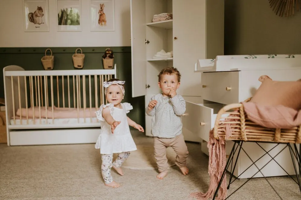 Łóżeczko dziecięce KAROLINA II 120x60 białe/sosna ze stelażem I sklep meblowy MIRAT. styl SKANDYNAWSKI