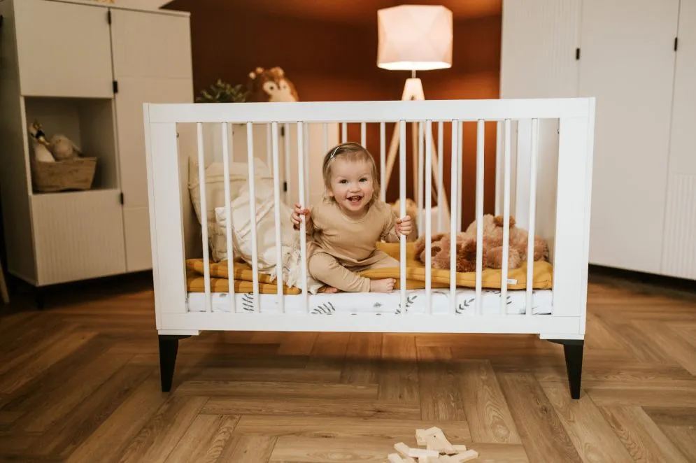 Łóżeczko dziecięce MIA 120x60 białe/czarne z wyjmowanymi szczebelkami I sklep meblowy MIRAT. kolekcja MIA