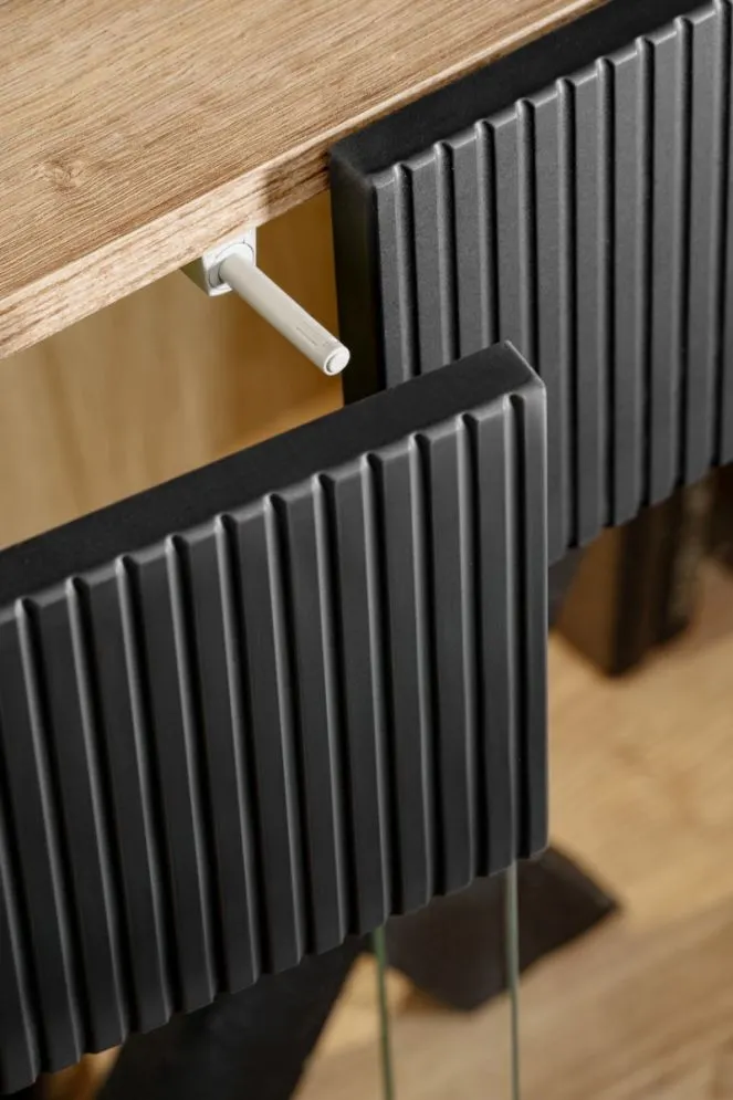 Komoda ARON 160cm dąb ribbeck/czarny mat ryflowana I sklep meblowy MIRAT. styl RYFLOWANY kolekcja ARON