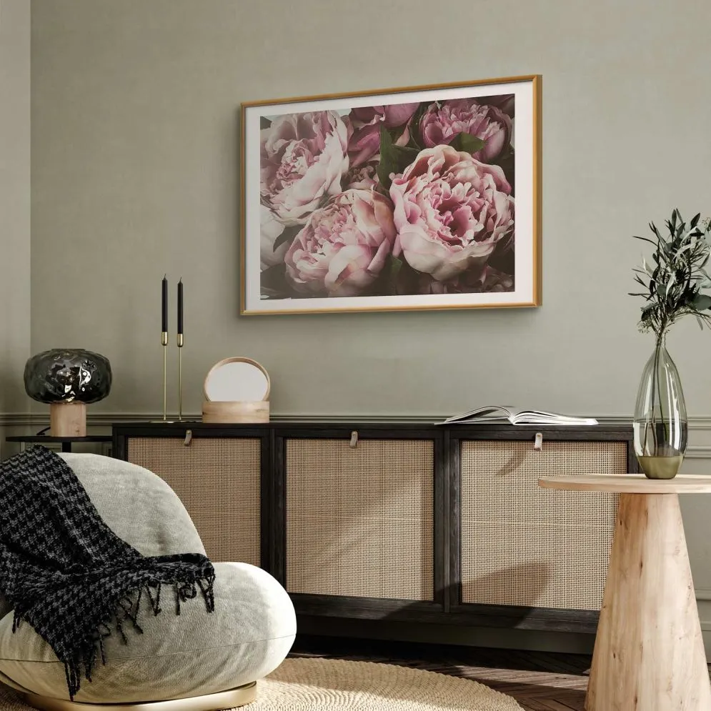 Plakat Różowe piwonie 60x40 cm z ramą złotą z marginesem | MIRAT.
