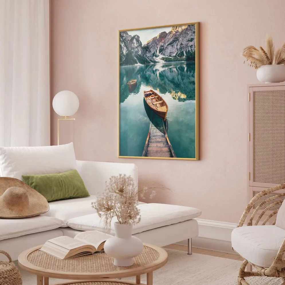 Plakat Łodzie w Dolomitach 60x90 cm z ramą złotą bez marginesu | MIRAT.