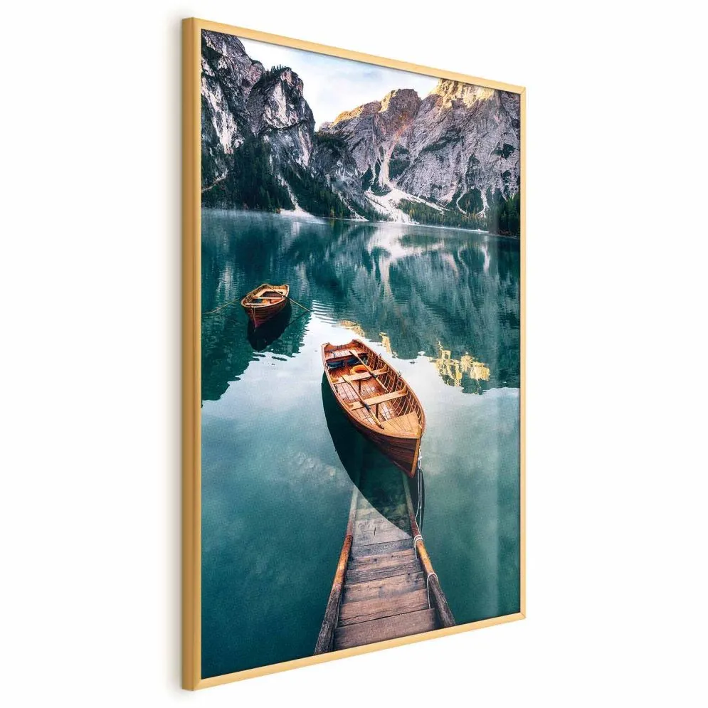 Plakat Łodzie w Dolomitach 60x90 cm z ramą złotą bez marginesu | MIRAT.