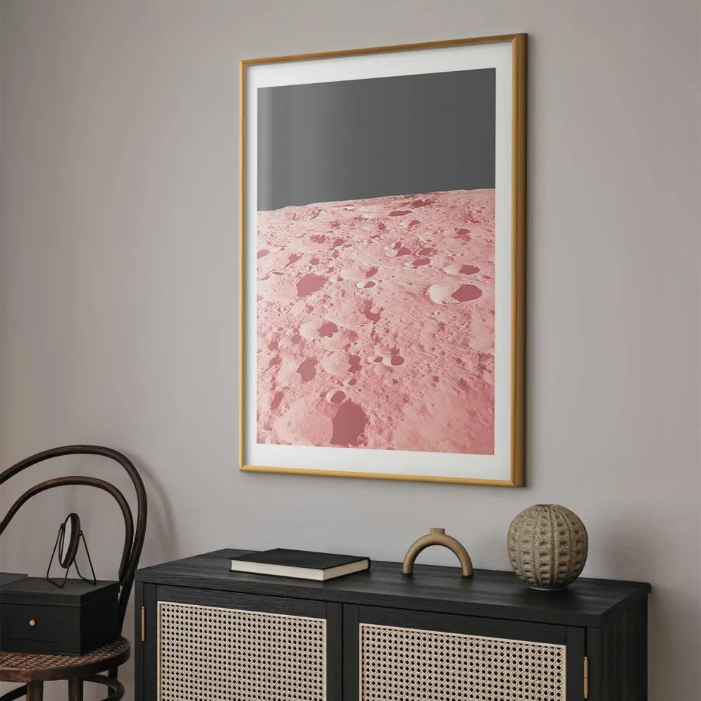 Plakat Różowy księżyc 29,7x42 cm z ramą złotą z marginesem | MIRAT.