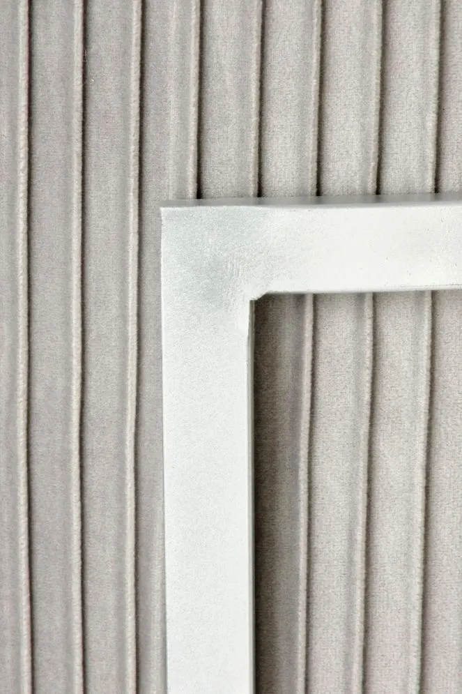 Pufa CRICKET VELVET jasnoszara w stylu glamour | MIRAT. styl GLAMOUR