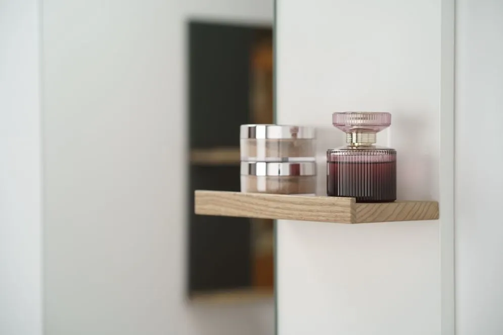 Lustro łazienkowe L-WOOD 59 cm białe połysk z półkami dąb castello | MIRAT styl SKANDYNAWSKI kolekcja L-WOOD