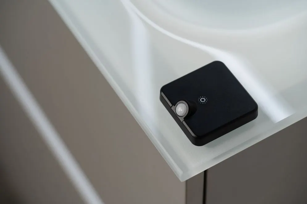 Szafka pod umywalkę NEO 60 cm biała połysk z oświetleniem LED i czujnikiem ruchu | MIRAT  kolekcja NEO