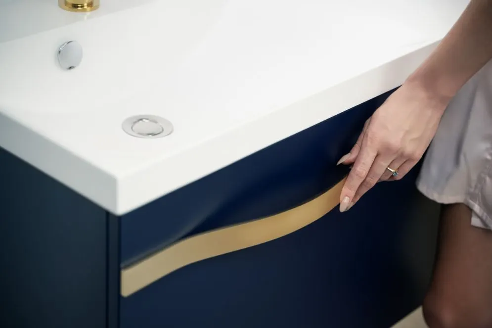 Wisząca szafka pod umywalkę VOG 69 cm granatowa półmat ze złotym uchwytem | MIRAT  kolekcja VOG