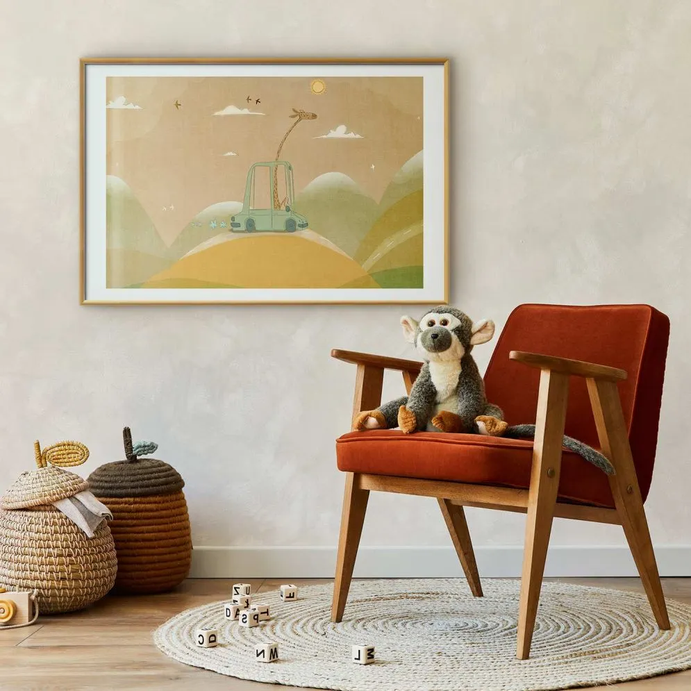 Plakat Podróżująca żyrafa 30x21 cm z ramą złotą z marginesem | MIRAT.