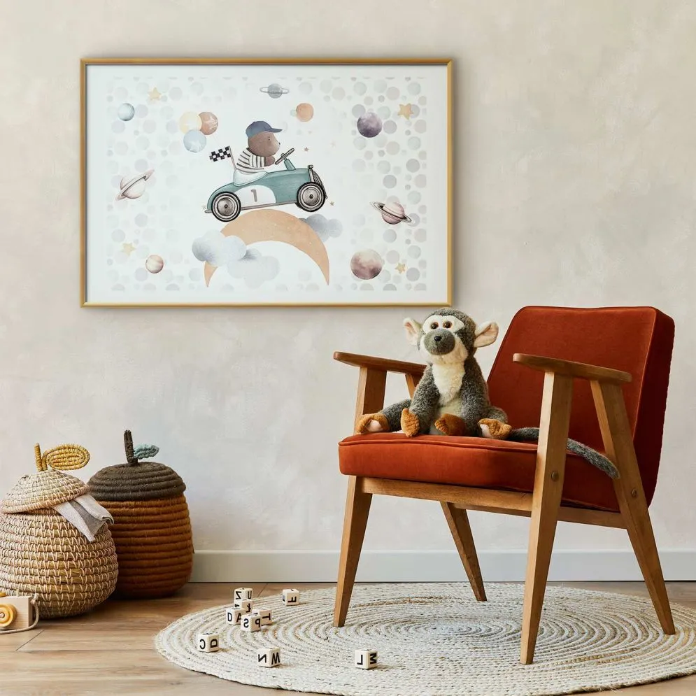 Plakat Miś w wyścigówce 60x40 cm z ramą złotą z marginesem | MIRAT.