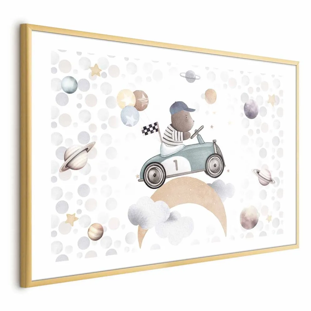 Plakat Miś w wyścigówce 60x40 cm z ramą złotą z marginesem | MIRAT.