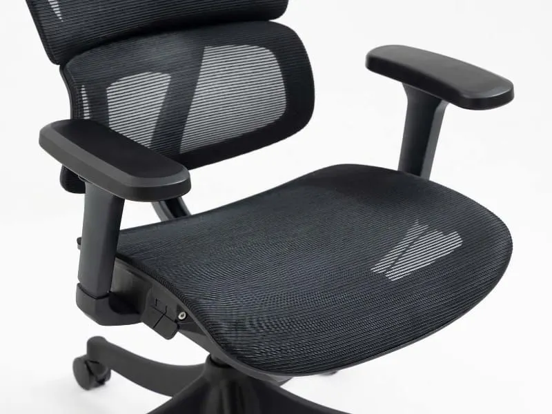 Klasyczny fotel biurowy Winner czarny z oddychającą siatką | MIRAT