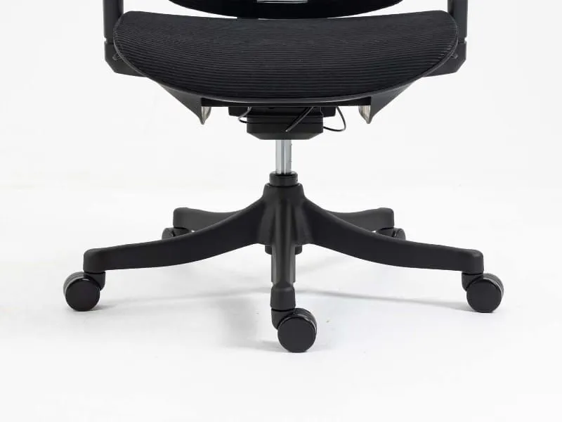 Klasyczny fotel biurowy Winner czarny z oddychającą siatką | MIRAT