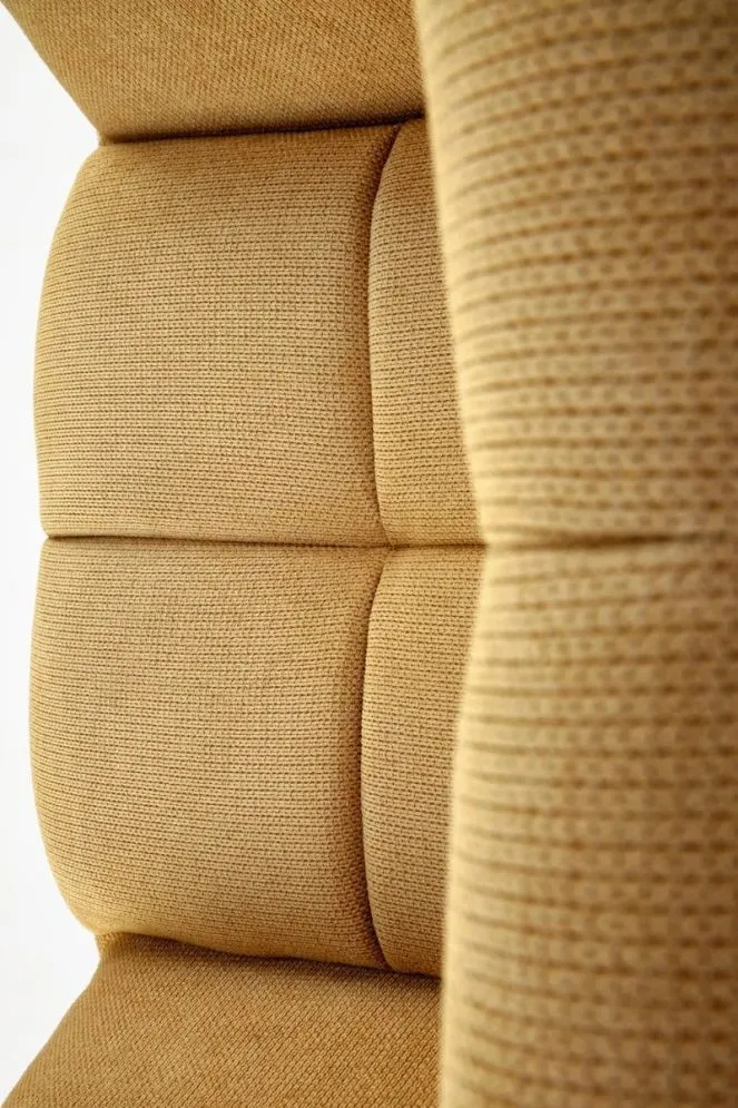 Fotel tapicerowany BYRON musztardowy na metalowych nogach I sklep meblowy MIRAT.