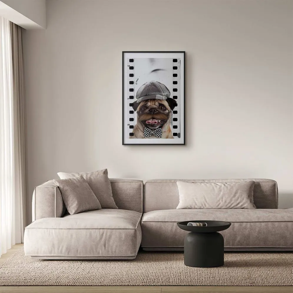 Plakat Mops w czapce 40x60 cm z ramą czarną z marginesem | MIRAT.