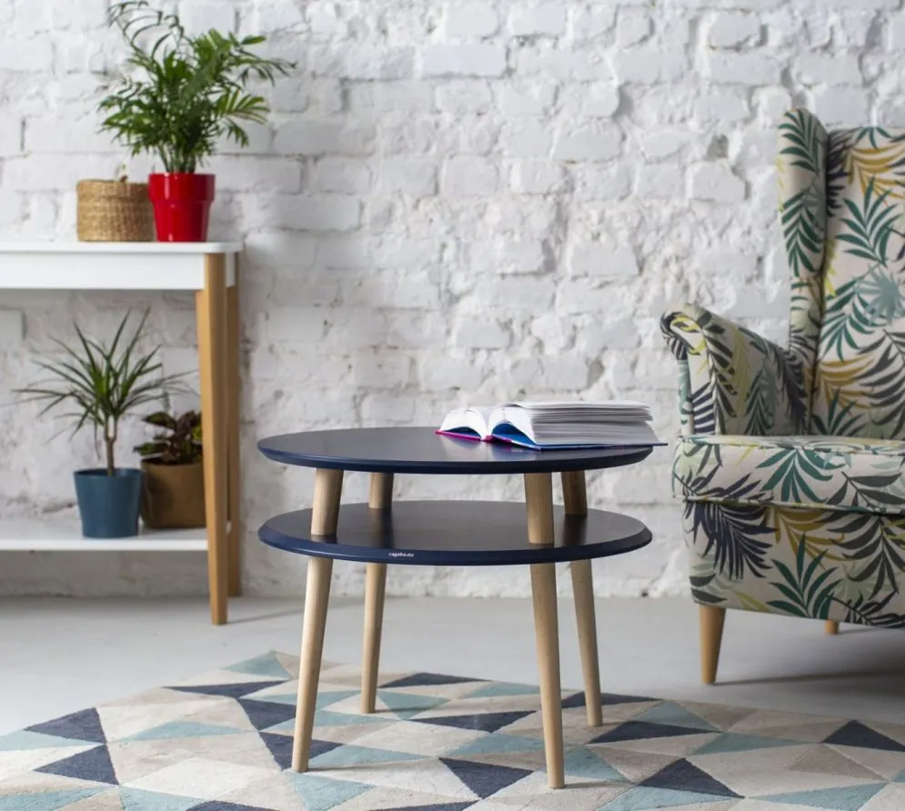 Stolik kawowy UFO MEDIUM granatowy okrągły na drewnianych nogach | MIRAT. w stylu SKANDYNAWSKI kolekcja