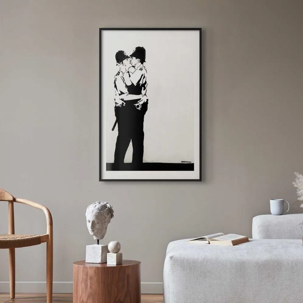 Plakat Pocałunek policjantów 40x60 cm z ramą czarną z marginesem | MIRAT.