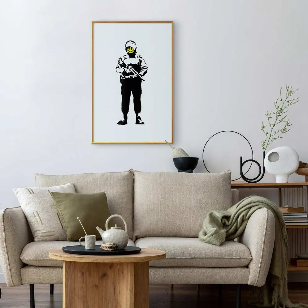 Plakat Uśmiechnięty policjant 29,7x42 cm z ramą złotą z marginesem | MIRAT.