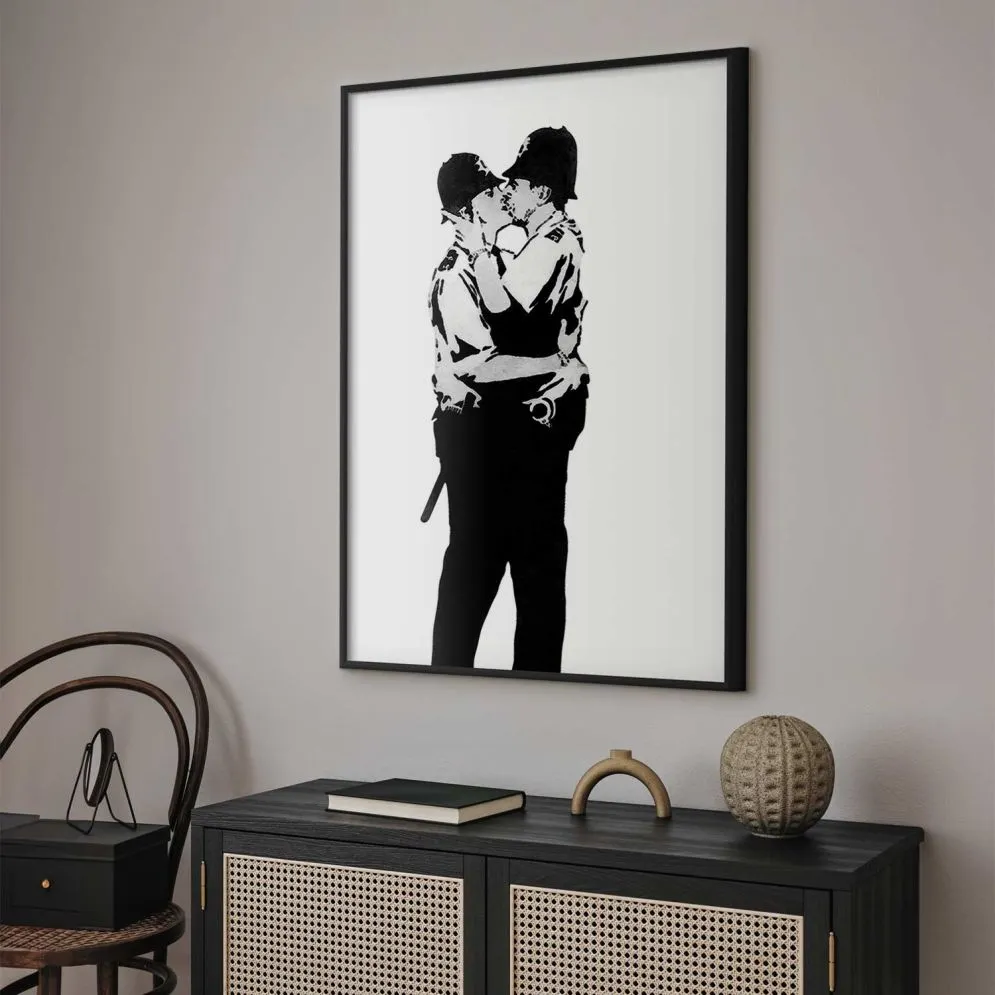 Plakat Kissing Coppers 40x60 cm z ramą czarną bez marginesu | MIRAT.