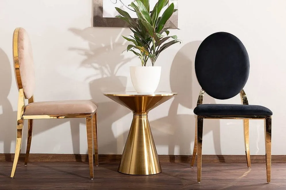 Czarne krzesło King Velvet na złotym stelażu do toaletki | MIRAT styl GLAMOUR