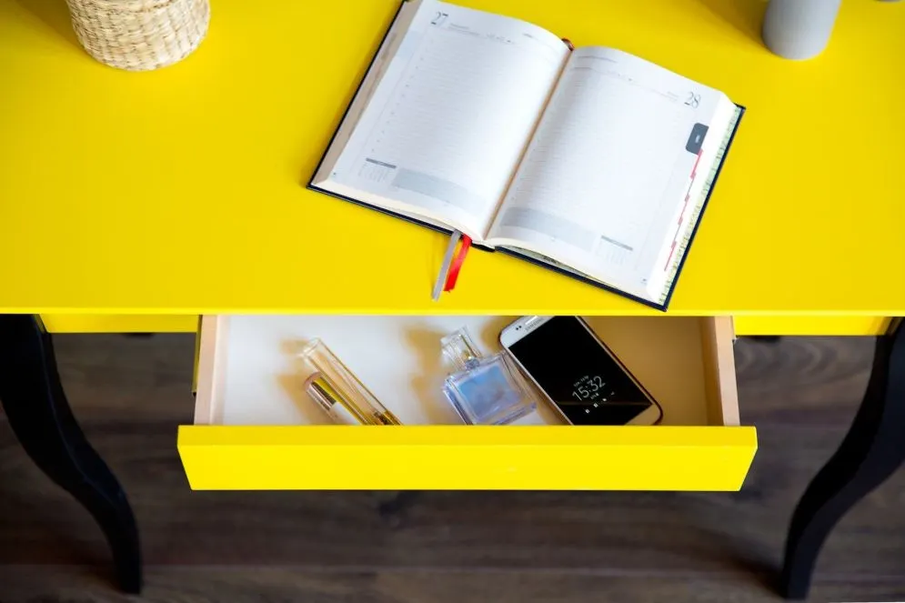 Biurko LILLO żółte na drewnianych nogach polskie | MIRAT. styl SKANDYNAWSKI