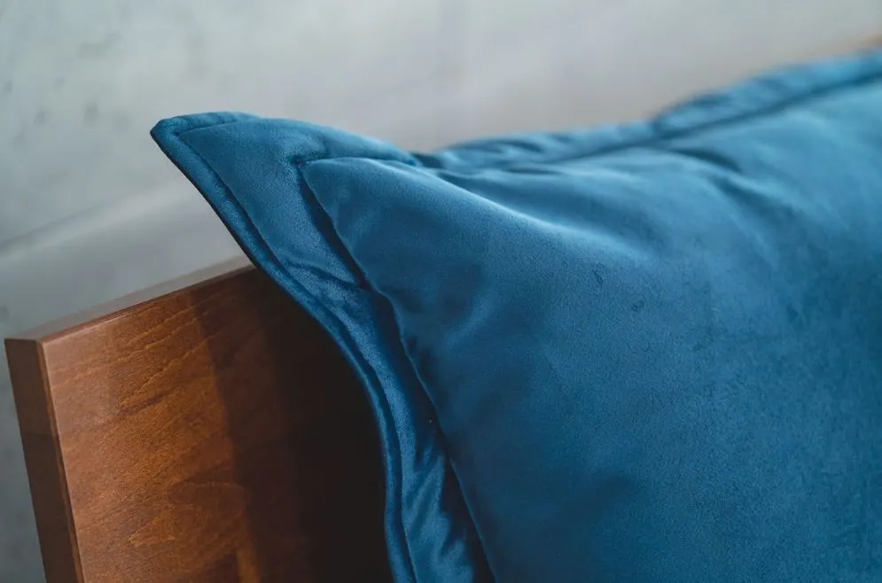 Poduszka zagłówek PILLOW CHIC 2 VELVET 180 granatowa pikowana | MIRAT.