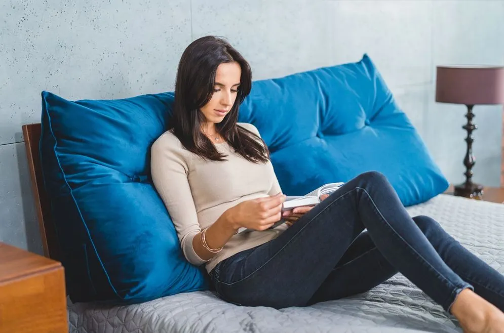 Poduszka zagłówek PILLOW CHIC VELVET 160 granatowa dekoracyjna do czytania | MIRAT.